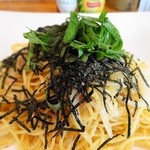 Hanaya - 和風ツナスパゲッティ拡大　「刻み大葉」と「刻み海苔」のトッピング。かなり細めの麺に絡むのは玉ねぎと、(写真では隠れていますが)多目のツナ(チャンク)