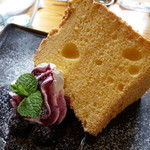 相変わらず大きめサイズのシフォン　心なしか生クリームが少なめ
