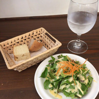 ヴィア トスカネッラ - ランチのパンとサラダ