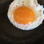 牛タンバル ぶりあん  - 目玉焼き