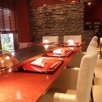 鉄板焼 甚 - 席は皮張り椅子のカウンター席のみ