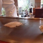 鉄板焼 甚 - 【山ひこ】+700円のガーリックライスでパリパリのお煎餅を作ってくれているところ