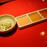 鉄板焼 甚 - お肉用のゴマダレやポン酢、ニンニク醤油、ワサビ