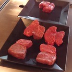 鉄板焼 甚 - 手前は【山ひこ】の常陸牛もも肉、奥は【楓】の国産牛サーロイン