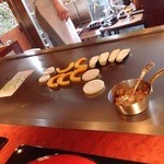 鉄板焼 甚 - 【山ひこ】季節の焼き野菜を焼いているところ