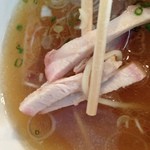 支那ソバ 小むろ - スープの具の細切りチャーシュー