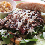 トレエウーノ サンドイッチ - 「アンガス牛のステーキサンド」：炭の香りをたたえた牛の気高い香り！
      
      濃厚な旨みと香りをたたえた熟成パルミジャーノと、
      セルバチコの野生的な香り♪