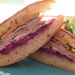 トレエウーノ サンドイッチ - 「ローストポークのサンドイッチ」:イタリア産ホエー豚で作ったローストポークは、
      緻密な肉質で、ミルキーな旨み！
      
      紫キャベツの甘みと香りを引き立てた
      酢漬けが上品な酸味！
      