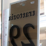 トレエウーノ サンドイッチ - 店内から看板を眺めると、面白いですねｗ