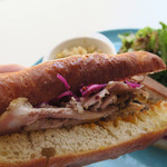 トレエウーノ サンドイッチ - ディナーの時のパーネトスカーノ（塩無しパン）より、
      外側部分は、パリッと香ばしく…
      フランスパンのような“口に突き刺さる感じ”じゃあ無い
      心地良いハリが有るんですよね。。。
      