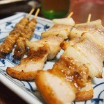 焼とり とらさん - 定番★奥：鶏皮90　豚バラ100