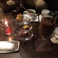 レストラン 北野クラブ - 苦い深煎りコーヒーに少しのさっぱりミルク、大人味のカフェオレ。お茶請けが可愛い♪