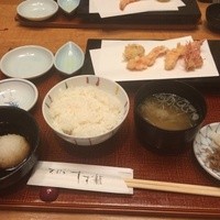天ぷら すず航 - ご飯・味噌汁・お新香・大根おろしと、天ぷらの初めの、海老頭つき2尾・小玉ねぎ