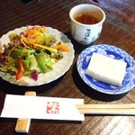 そば繁 - 地鶏炭焼き膳　畑サラダ＆くみあげ豆腐