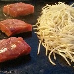 モリタ屋 - ロース肉と焼きもやし