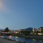 モリタ屋 - 暮れかかる鴨川