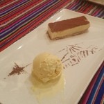 お皿にマチュピチュとナスカの地上絵が描かれている「ルクマティラミス＆アイスクリーム (680円)」