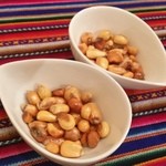 南米ペルー料理 Misky - お通しに大きなコーンを揚げた「カンチャ　セラナ (250円)」