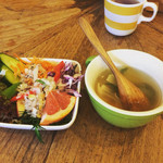 Kamajii - ランチセットのサラダとスープ