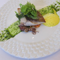 マンジャーレ ウォーターエッジ YOKOHAMA - 旬魚のソテーサラミ風味　
                軽く煮込んだ野菜とリゾーニ　魚介エキスの泡ソース