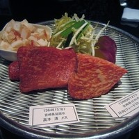 博多みやちく - 注文すると料理する方が先ずは食材のお肉を説明してくれました。
                