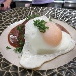 トリワイン ＰＩＫＯＳＨＨＨＵ - 地鶏ハンバーグと目玉焼き