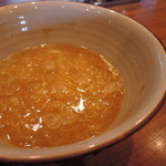 元ダレの醤油が優雅で上品に響き、鶏の旨みがグイグイ引き込む、非の打ち所がない味