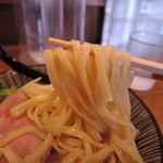 麺は平打ち中太～太麺ストレート。お口の周りでピロピロダンシングや！