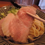 麺屋NOROMA - チャーシューは豚ロース肉のレアチャーシュー。