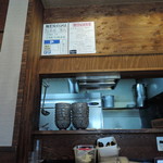 麺屋NOROMA - カウンター６席、小上がりの座敷２卓の構成。