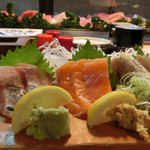 Sushi Izakaya Yataizushi - 刺盛 3点盛（はまち・サーモン・ヒカリモノ）863円。