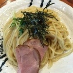 麺処ほん田 - 麺皿に横たわる低温調理チャーシュー。