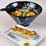 武虎 - 黒豚骨ラーメンと一口ぎょうざ