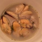 レッドロブスター - ムール貝とアサリの身を容器に移して、スープをたっぷり入れて食べます。