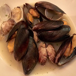レッドロブスター - ムール貝とアサリの白ワイン蒸し（ハーフ）