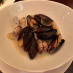 レッドロブスター - ムール貝とアサリの白ワイン蒸し（ハーフ）