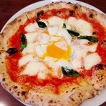 ラックエドット - マルゲリータに半熟卵が乗ったピッツァ