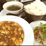 こんどう - 麻婆豆腐セット950円
      
      かなり辛めだけどオイスターソースをたっぷり使っていて美味さが引き立ちます。
      
      豆腐の下処理がしっかりしているので絹ごしなのに歯応えもあり、滑らかなのどごし。
      
      ご飯がすすむ一品でした。