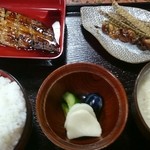南幸 - うなぎ定食(左回りに、うなぎ、骨せんべい、肝串焼き、呉汁、漬け物3種、ご飯)