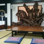 南幸 - 3卓の内、中央のテーブルにてお店の中を撮影。(仕切り壁には、立派な木の根の衝立がある。)