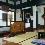 南幸 - 3卓の内、中央のテーブルにてお店の中を撮影。(厨房へののれんと仕切り壁。)