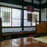 南幸 - 3卓の内、中央のテーブルにてお店の中を撮影。(厨房へののれん)