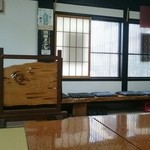 南幸 - 3卓の内、中央のテーブルにてお店の中を撮影。(土間が待ち席になっている。)