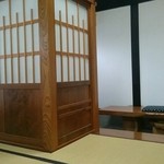 南幸 - 3卓の内、中央のテーブルにてお店の中を撮影。(入り口付近)