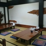 南幸 - 入り口を入ったら16畳の和室。6人掛けのテーブルが3卓あり、ここでお食事をいただく。