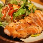 やまめ庵 - 鶏の燻製のサラダ、鶏は柔らかく野菜もめちゃうまい