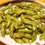 やまめ庵 - 枝豆を酒蒸ししてオイスターソースとごま油で炒める
