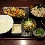 家族亭 - 鶏と野菜の黒酢あんセット962円