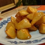 中華料理 光飯店 - 熱い水飴がかかっている大学芋