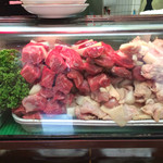 Hatsuchiyan - ショーケースに並ぶ大量の肉串たち❤️